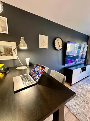 Telewizja i/lub zestaw kina domowego w obiekcie Gold 5 fast WiFi 1 Gbs big 85'TV Netflix HBO Disney+