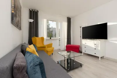 Telewizja i/lub zestaw kina domowego w obiekcie Kopcińskiego Bright & Spacious Apartment Warsaw Ursynów by Noclegi Renters