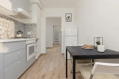 Kuchnia lub aneks kuchenny w obiekcie Kopcińskiego Bright & Spacious Apartment Warsaw Ursynów by Noclegi Renters