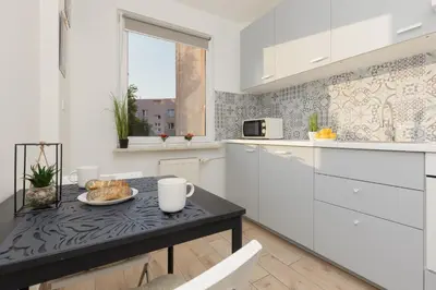 Kuchnia lub aneks kuchenny w obiekcie Kopcińskiego Bright & Spacious Apartment Warsaw Ursynów by Noclegi Renters