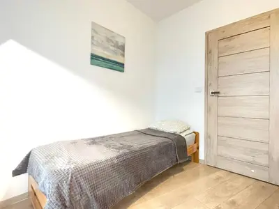 Łóżko lub łóżka w pokoju w obiekcie Superior Komputerowa, 4 rooms, 3 bedrooms, Airport-City train, Metro! 24h reception!