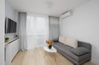 Telewizja i/lub zestaw kina domowego w obiekcie Chłodna Apartments with a City View Wola by Noclegi Renters