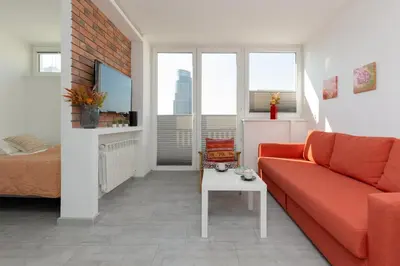 Telewizja i/lub zestaw kina domowego w obiekcie Chłodna Apartments with a City View Wola by Noclegi Renters