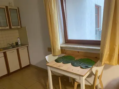Kuchnia lub aneks kuchenny w obiekcie Komfortowy apartament na Floriańskiej, park Praski, Dw Wileński,w odległości spaceru od starego miasta, Напротив офиса для прохождения теста CES для моряков, wystawiamy faktury dla firmy KSeF