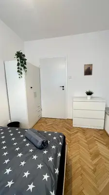 Łóżko lub łóżka w pokoju w obiekcie Warszawa Krucza Pokoje