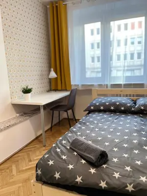 Łóżko lub łóżka w pokoju w obiekcie Warszawa Krucza Pokoje