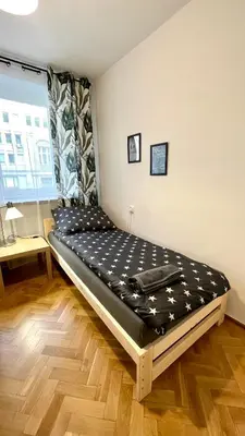 Łóżko lub łóżka w pokoju w obiekcie Warszawa Krucza Pokoje