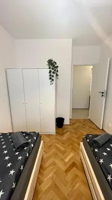 Łóżko lub łóżka w pokoju w obiekcie Warszawa Krucza Pokoje