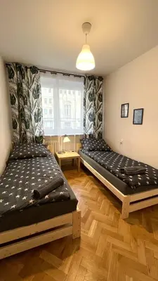 Łóżko lub łóżka w pokoju w obiekcie Warszawa Krucza Pokoje