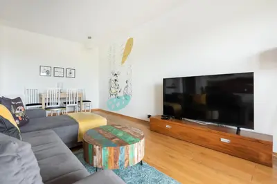 Telewizja i/lub zestaw kina domowego w obiekcie Bemowo Kocjana 2-Bedroom Apartment by BookingHost