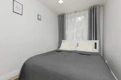 Łóżko lub łóżka w pokoju w obiekcie Praga Apartment Łukowska by Noclegi Renters