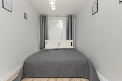 Łóżko lub łóżka w pokoju w obiekcie Praga Apartment Łukowska by Noclegi Renters