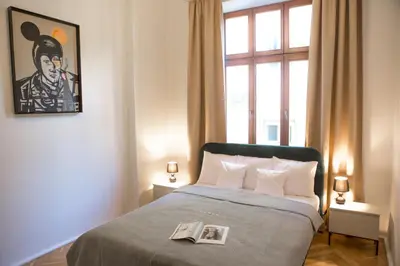 Łóżko lub łóżka w pokoju w obiekcie oompH Vintage 2BR Gem Steps from Politechnika