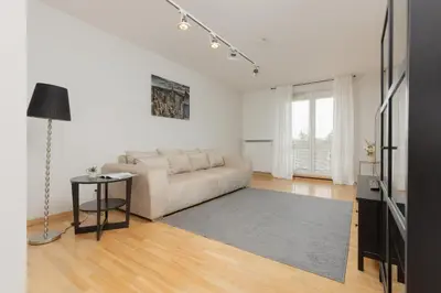 Telewizja i/lub zestaw kina domowego w obiekcie Spacious Apartment Zawiszy Wola by Noclegi Renters