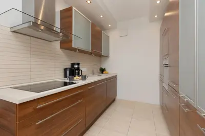 Kuchnia lub aneks kuchenny w obiekcie Spacious Apartment Zawiszy Wola by Noclegi Renters