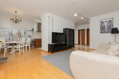 Telewizja i/lub zestaw kina domowego w obiekcie Spacious Apartment Zawiszy Wola by Noclegi Renters