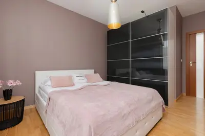Łóżko lub łóżka w pokoju w obiekcie Spacious Apartment Zawiszy Wola by Noclegi Renters