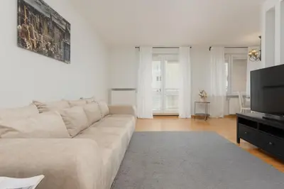 Telewizja i/lub zestaw kina domowego w obiekcie Spacious Apartment Zawiszy Wola by Noclegi Renters