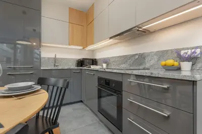 Kuchnia lub aneks kuchenny w obiekcie Siedmiogrodzka Air-conditioned Apartment with Balcony Wola by Noclegi Renters