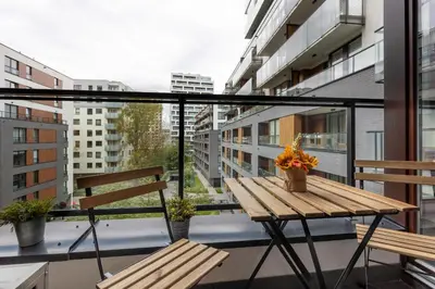 Balkon lub taras w obiekcie Siedmiogrodzka Air-conditioned Apartment with Balcony Wola by Noclegi Renters