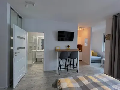 Telewizja i/lub zestaw kina domowego w obiekcie Studio Apartment Honey by Galeria Północna
