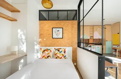 Łóżko lub łóżka w pokoju w obiekcie Saska Kępa Loft Style Apartment by BookingHost