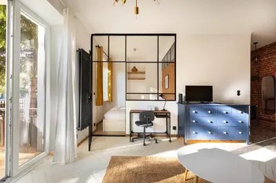 Telewizja i/lub zestaw kina domowego w obiekcie Saska Kępa Loft Style Apartment by BookingHost