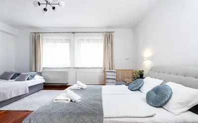 Łóżko lub łóżka w pokoju w obiekcie Royal Retreat Luxury Apartment Lazienki Park