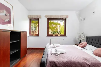 Łóżko lub łóżka w pokoju w obiekcie Royal Retreat Luxury Apartment Lazienki Park