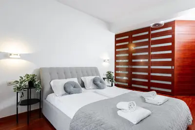 Łóżko lub łóżka w pokoju w obiekcie Royal Retreat Luxury Apartment Lazienki Park