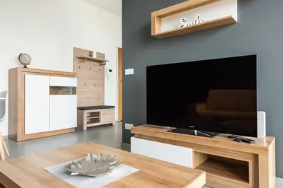 Telewizja i/lub zestaw kina domowego w obiekcie Metro Imielin 13th Floor Apartment by BookingHost