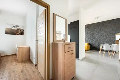 Część wypoczynkowa w obiekcie Metro Imielin 13th Floor Apartment by BookingHost