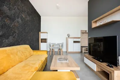 Telewizja i/lub zestaw kina domowego w obiekcie Metro Imielin 13th Floor Apartment by BookingHost
