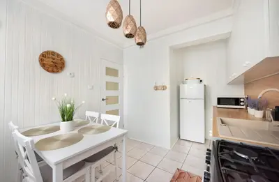 Kuchnia lub aneks kuchenny w obiekcie Metro Zacisze Fausta House with Garden by BookingHost