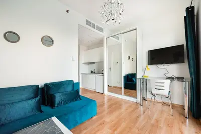 Telewizja i/lub zestaw kina domowego w obiekcie New Varsovia Comfort 310 by BookingHost