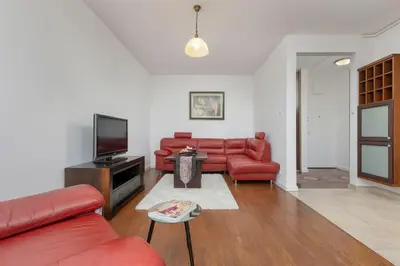 Telewizja i/lub zestaw kina domowego w obiekcie Cozy Apartment near Airport by Noclegi Renters