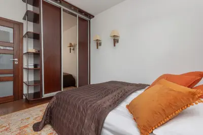 Łóżko lub łóżka w pokoju w obiekcie Cozy Apartment near Airport by Noclegi Renters