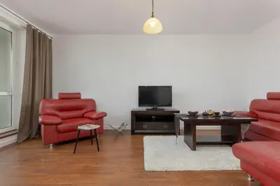 Telewizja i/lub zestaw kina domowego w obiekcie Cozy Apartment near Airport by Noclegi Renters