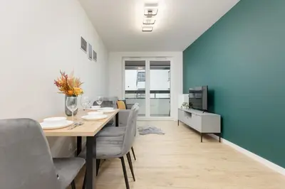 Telewizja i/lub zestaw kina domowego w obiekcie Goodnight Apartments Białołęka with 2 Bedrooms & Parking by Noclegi Renters