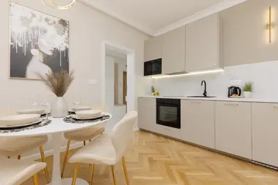 Kuchnia lub aneks kuchenny w obiekcie Bright & Elegant Apartment Warsaw by Noclegi Renters