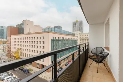 Balkon lub taras w obiekcie Heart of Warsaw Apartment Metro Świętokrzyska by Noclegi Renters