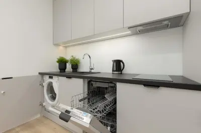 Kuchnia lub aneks kuchenny w obiekcie Heart of Warsaw Apartment Metro Świętokrzyska by Noclegi Renters