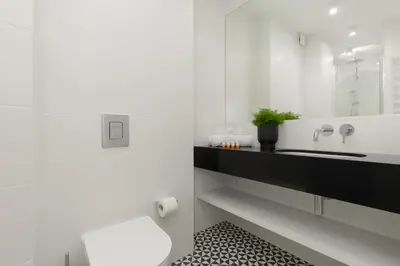 Łazienka w obiekcie Heart of Warsaw Apartment Metro Świętokrzyska by Noclegi Renters
