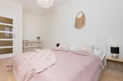 Łóżko lub łóżka w pokoju w obiekcie Cosy Apartments with Parking Wilanów by Noclegi Renters