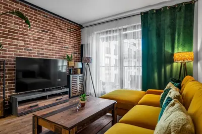 Telewizja i/lub zestaw kina domowego w obiekcie Stylish Airport Business Apartments - Parking, Balcony - by Rentujemy