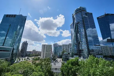 Widok na miasto Warszawa z tego apartamentu