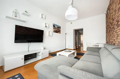 Telewizja i/lub zestaw kina domowego w obiekcie Chmielna City Centre Apartment by BookingHost