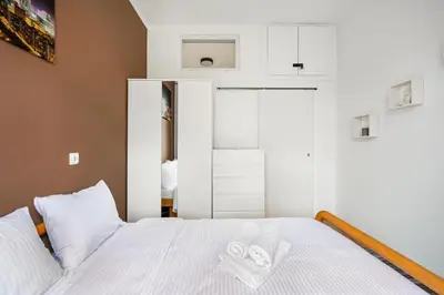 Łóżko lub łóżka w pokoju w obiekcie Chmielna City Centre Apartment by BookingHost