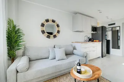 Kuchnia lub aneks kuchenny w obiekcie Emilii Plater 55 Center 3 bedrooms Living room balcony