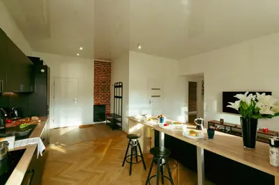 Telewizja i/lub zestaw kina domowego w obiekcie Wspólna 54a - free Parking - Apartament dla 6 osób - 450 metrów od Dworca Centralnego i Złotych Tarasów - Better Rental